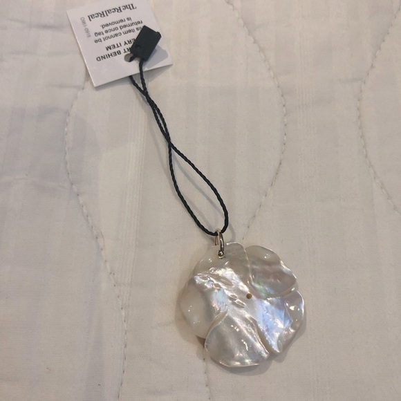 14K Mother of Pearl Rose pendant - Picture 4 of 4